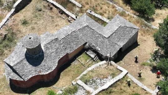 Pas dëmtimeve nga zjarret, nis restaurimi i Kishës së Profetit Ilias në Gjirokastër, Gonxhja: Ruajmë pasurinë e çmuar për brezat e ardhshëm