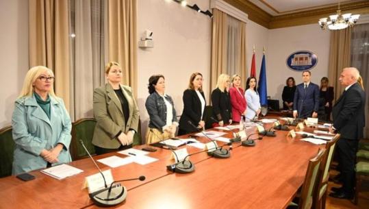 Komisioni për arsimin, 1 min heshtje për mësuesin që vdiq në Maliq! Opozita akuza: Keni vrarë mësimdhënien! Kumbaro: Jo politikë me fatkeqësinë