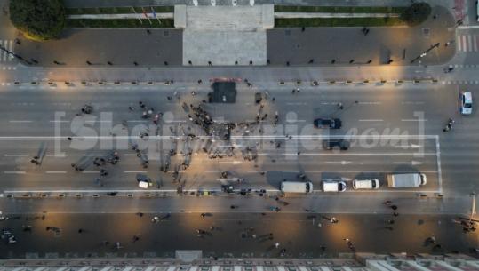 PAMJET ME DRON/ Berisha braktiset edhe nga militantët, të pranishmit në protestën para Kryeministrisë numërohen me gishtat e dorës