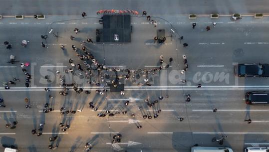 PAMJET ME DRON/ Berisha braktiset edhe nga militantët, të pranishmit në protestën para Kryeministrisë numërohen me gishtat e dorës