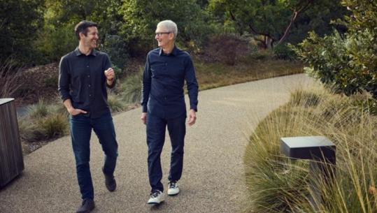 ‘Timoni’ i Apple pëson ndryshime, Tim Cook largohet si shef ekzekutiv pas 15 vitesh! I lë vendin John Ternus