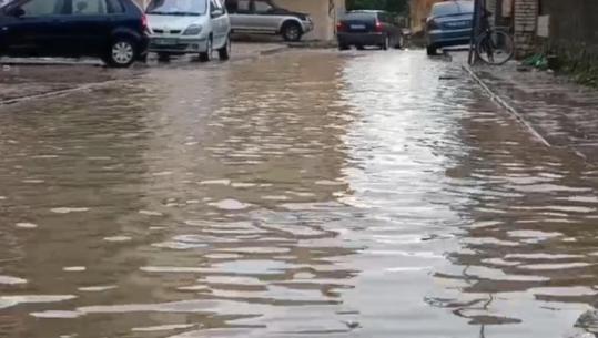 Reshje të dendura shiu në Lezhë, disa rrugë nën 'pushtetin' e ujit! Vështirësi në qarkullim