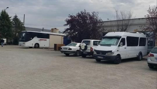 Berat/ Reduktohet me 40% numri i autobusëve, nafta e pirateria godasin transportin interurban