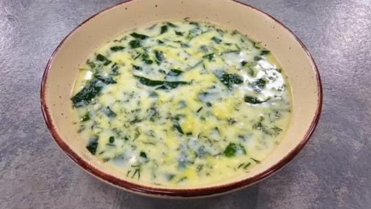Supë kremoze me pazi dhe djathë nga zonja Albana