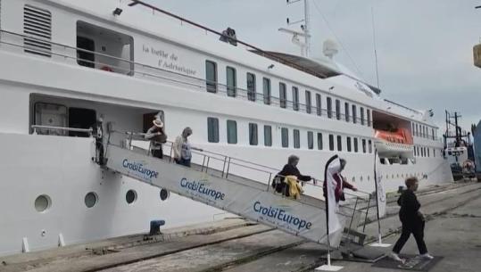 Mbërrijnë dy kroçerat e para të sezonit turistik në Durrës, 143 pasagjerë do të vizitojnë qytetin bregdetar