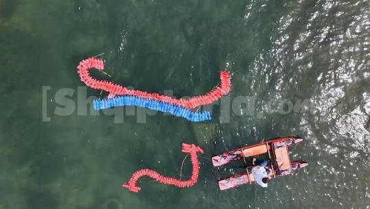 Arti mbi ujë për Ditën e Tokës, instalacion me mbetje të ricikluara në Liqenin e Shkodrës