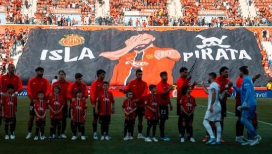 VIDEO/ 'Ishulli i Piratit', tifozët e Mallorcas shpalosin banderolën madhështore për Vedat Muriqin