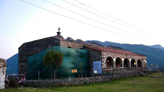 Tepelenë/ U dëmtua nga zjarret e vitit të kaluar, Gonxhja inspekton punimet në kishën e Profetit Ilia në Lekël