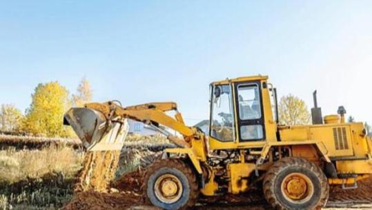 Përshkallëzohet sherri mes fqinjëve në Itali, 70-vjeçari tenton të shtypë me eskavator sipërmarrësin shqiptar dhe e ngre në ajër