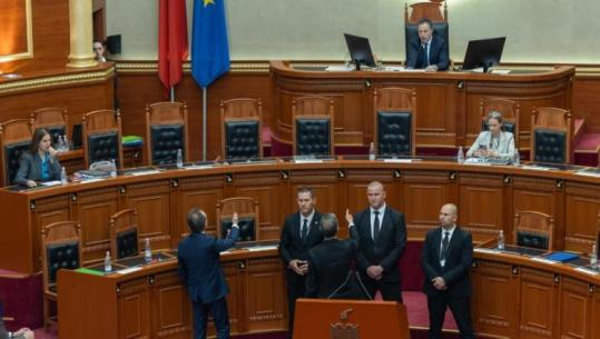 LIVE TV - Tensione në Kuvend/ Boçi merr ‘peng’ foltoren, Peleshi e përjashton nga seanca! Opozita braktis sallën