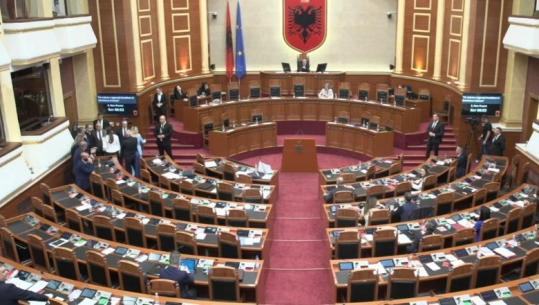 Rifillon seanca parlamentare, Boçi ende në sallë pas përjashtimit