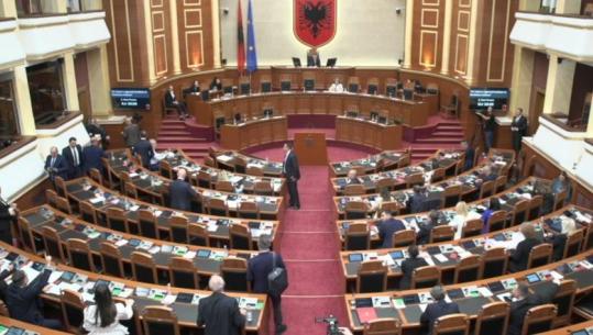 ‘Masa nuk u dha në gjaknxehtësi’, opozita nuk pranon sqarimin e Peleshit, braktisin Kuvendin pas përjashtimit të Boçit