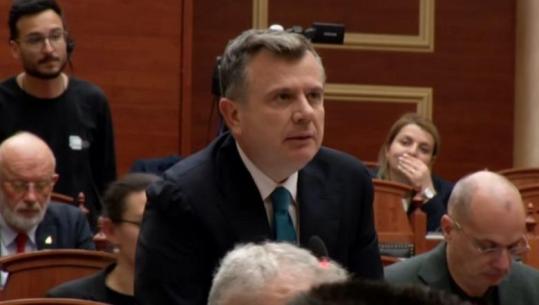 Pranohet propozimi i Ballës, ‘fshihet’ nga rendi i ditës projektligji për heqjen e taksës së qarkullimit për karburantet! Shtyhet për në seancën e radhës