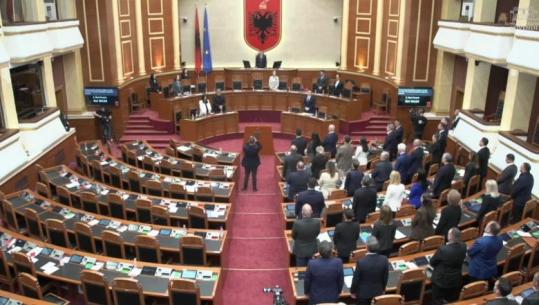 Ndarja nga jeta e akademikut Rexhep Qosja, Kuvendi mban 1 minutë heshtje