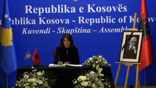 Ndarja nga jeta e Rexhep Qosjas, sot ditë zie në Kosovë! Mbahen homazhet në Kuvend (VIDEO)