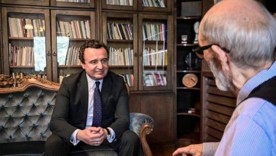 Qeveria në Kosovë bën homazhe për Rexhep Qosjen, Kurti: Frymëzoi breza dhe i dha zë protestave