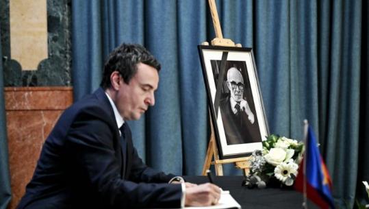 Qeveria në Kosovë bën homazhe për Rexhep Qosjen, Kurti: Frymëzoi breza dhe i dha zë protestave