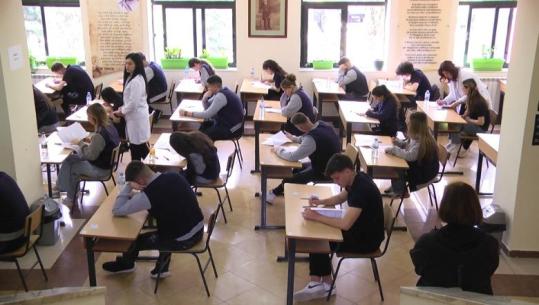 “Si të ishte real!” Simulohen provimet e maturës te ‘Petro Nini’. Nxënëset: Kemi 2 muaj për t’i thënë vetes ‘Forca’! Celulari, iu përjashton