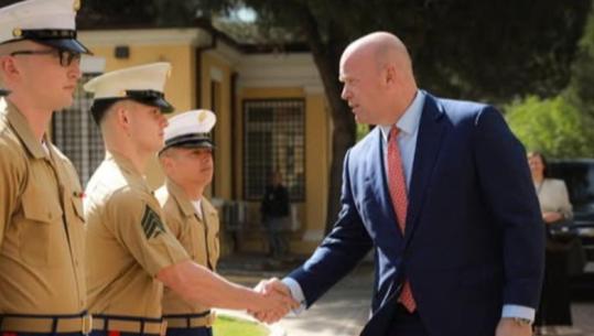 Pas takimit me Vuçiç, Ambasadori i SHBA-ve në NATO viziton Ambasadën amerikane në Tiranë: Vlerësojmë partneritetin me Shqipërinë