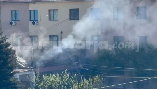 Përfshihet nga flakët banesa në Korçë, shkak dyshohet një shkëndijë elektrike nga kondicioneri! S'ka të lënduar