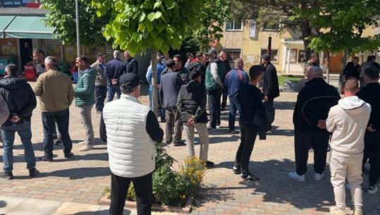 Qeveria redukton zyrat e Gjendjes Civile, mbeten 141 në mbarë vendin! Vendimi pritet me protestë në Cakran të Fierit! Të moshuarit: S’bëjmë dot 27 km për një dokument
