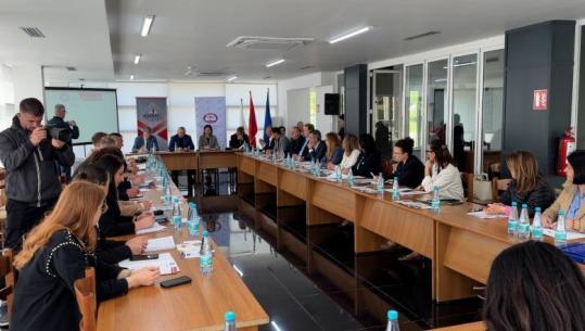 Takim për administratën publike në Lezhë, Komisioneri për Mbikëqyrjen e Shërbimit Civil: Problematikat do t’i adresohen Kuvendit