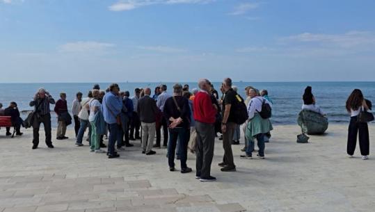 Shqipëria cilësohet si 'Kroacia e Re', qindra turistë vizitojnë sitet arkeologjike në Durrës: Na pëlqejnë historia dhe natyra