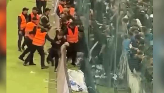 Përleshje në 'Air Albania' pas golit të Partizanit, tifozët e KF Tiranës grushta me sigurinë! Policia qetëson ultrasit (VIDEO)