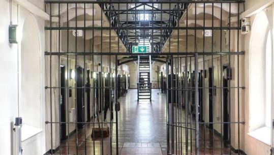 Greqi/ Drejtoria refuzoi t’i transferonte në një qeli tjetër, të dënuarit i vënë zjarrin burgut!