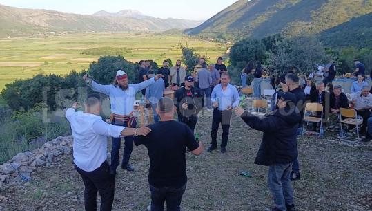 Sot u ekzetua me të shoqen, dje Kreshnik Mujeci organizoi një festë me banorët e fshatit Koljakaj në Lezhë