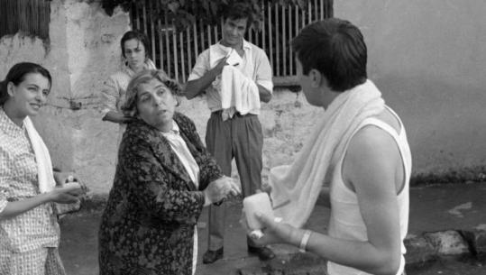 ‘Në 1974-ën në premierën e komedisë ‘Zonja nga qyteti’ në Korçë, erdhi e pa Enver Hoxha na tha…’/ Dëshmia e rrallë e “Tirkës”, aktorit të njohur korçar të kinematografisë