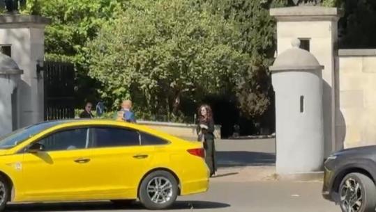 Mbledhja e qeverisë dhe grupit të PS, Spiropali mbërrin në Pallatin e Brigadave me taksi (VIDEO)