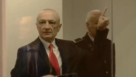CEZ-DIA e lobimi në SHBA, nis gjyqi në themel për dosjen 'Meta'! Ish-presidenti kërkon që seanca të transmetohet live, futet në sallë duke bërë shqiponjën me 2 duar