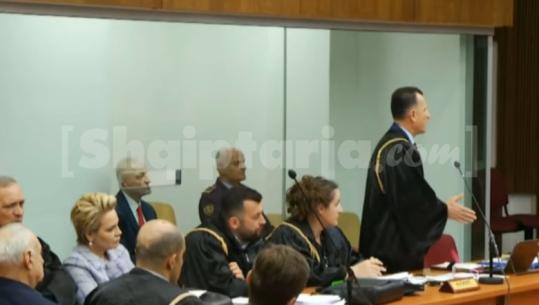 Meta në kafazin e qelqtë, avokati Cakrani debaton me tone të larta me gjyqtaren e GJKKO: Të mos mbahet aty gjatë seancave