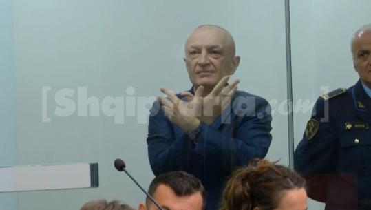 Afera CEZ-DIA e lobimi në SHBA, nis gjyqi në themel për dosjen 'Meta'! Ish-presidenti në sallë brenda kafazit: Procesi i montuar! Mungon nëna e Kryemadhit, shtyhet seanca