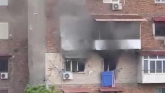 Merr flakë banesa në Elbasan, forcat zjarrfikëse në vendngjarje