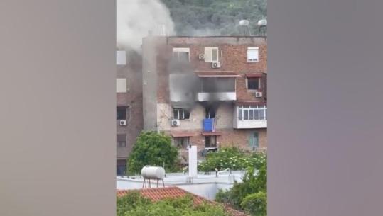 Merr flakë banesa në Elbasan, forcat zjarrfikëse në vendngjarje (VIDEO)