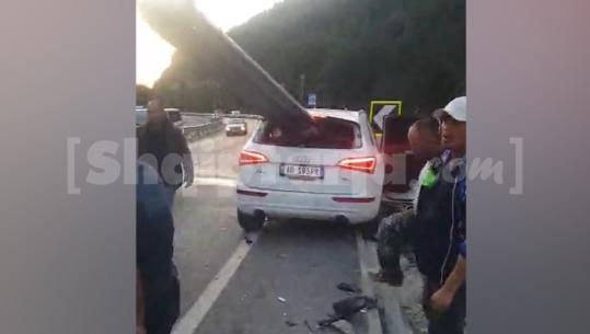 Aksident i rëndë në hyrje të tunelit të Llogarasë, barriera metalike depërton tej për tej mjetin! Nuk dihet ende gjendja e të lënduarve