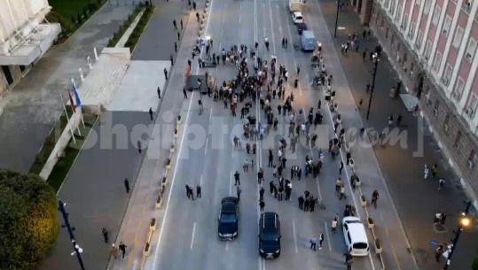 PAMJET ME DRON/ S’ka surpriza në foltoren e radhës së Berishës, të pranishmit mbeten një grusht militantësh