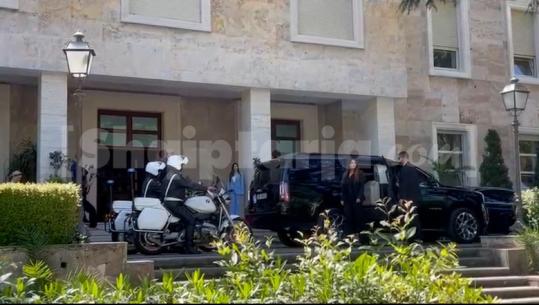 Rama pret me përqafime ambasadoren amerikane në Greqi, pritet nënshkrimi i një marrëveshje me ministrinë e Infrastrukturës