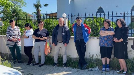 Banorët e lagjes “Skënderbej” në Elbasan prej 2 javësh pa drita, banorët në protestë: S’ka as ujë, kemi fëmijë të vegjël e të moshuar në shtëpi