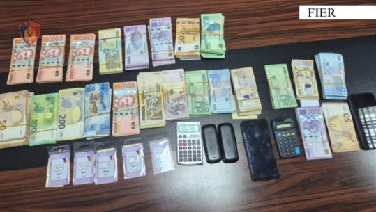 Këmbim valutor i paligjshëm në Fier, arrestohen 3 persona, sekuestrohen euro, dollarë e paund