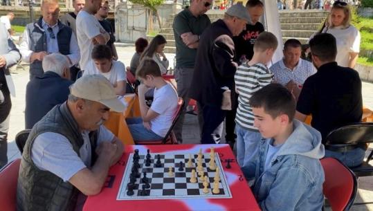 'Lojë që të zhvillon inteligjencën', shahu bën bashkë brezat në Prizren! 70-vjeçari: Keqardhje që mungojnë kushtet 