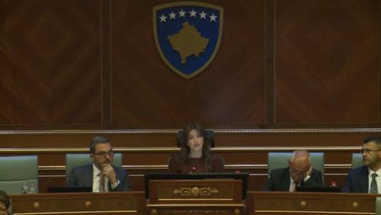 Zgjedhja e presidentit të Kosovës/ Dështon sërish votimi në Kuvend, kryeparlamentarja i bën thirrje opozitës: Dilni nga zyrat dhe hajdeni votoni! Seanca e radhës në 23:00