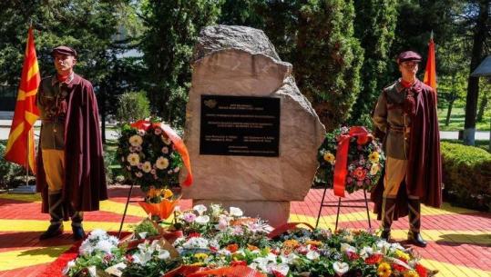 Shkup/ Ministri i Mbrojtjes së Maqedonisë së Veriut përulet me ceremoni para pllakës përkujtimore ku shqiptarët etiketohen si terroristë