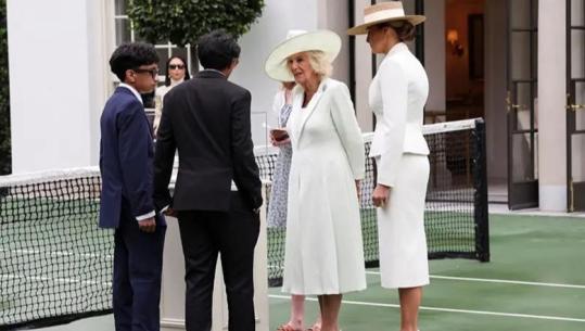 Melania dhe Camilla, të ndryshme por me të njëjtin stil! Ngjyra e bardhë, ‘kodi’ për rigjetjen e unitetit