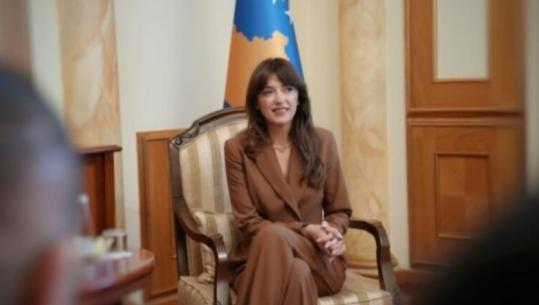 Zgjedhjet e parakohshme në Kosovë/ Albulena Haxhiu takohet sot me partitë për datën e votimeve parlamentare