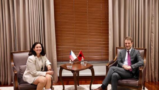 Ministri Hoxha takim me të Dërguarën e Posaçme të Çekisë në Ballkanin Perëndimor: Shqipëria e palëkundur në rrugën e saj drejt anëtarësimit në BE