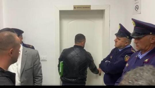 Banorët kundër paneleve diellore, mësyejnë Këshillin Bashkiak të Bulqizës! Shtyhet mbledhja