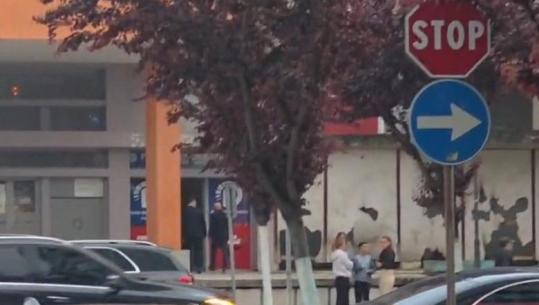 Kriza në degën e PD në Fier, Noka e Bardhi mbajnë takim me dyer të mbyllura ‘për të qetësuar’ ujërat